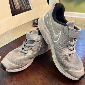 Kids Nike Shoes size 2Y